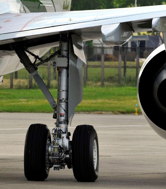 hydraulic system How does the landing gear downlock mechanism work? Aviation Stack Exchange