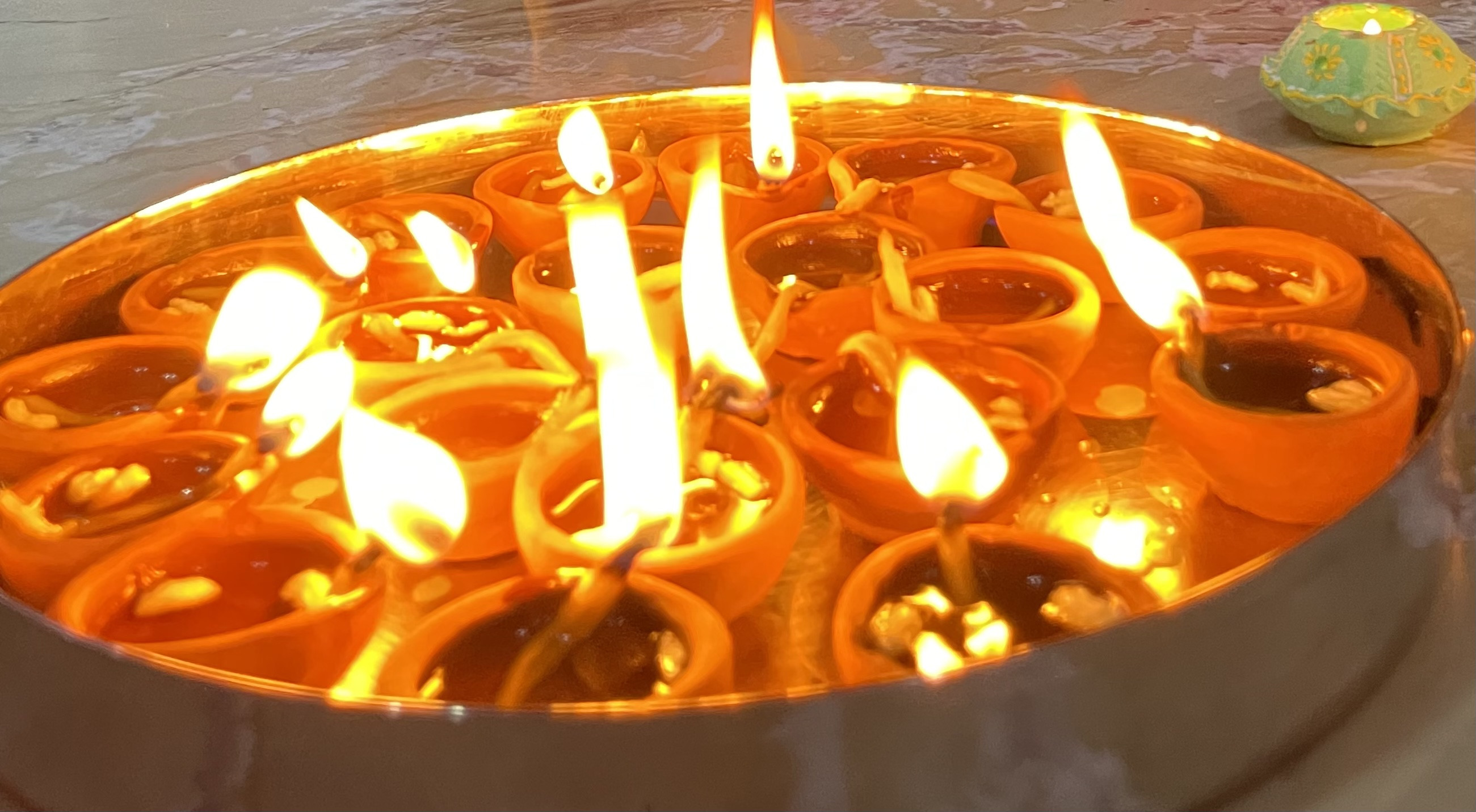 lens Can taking upclose photos of multiple candles stacked together