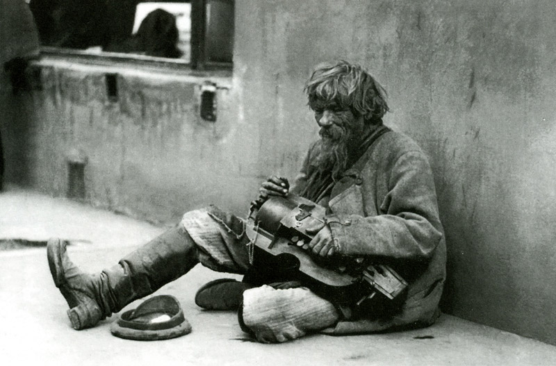 Words or phrases to describe how street beggars typically look