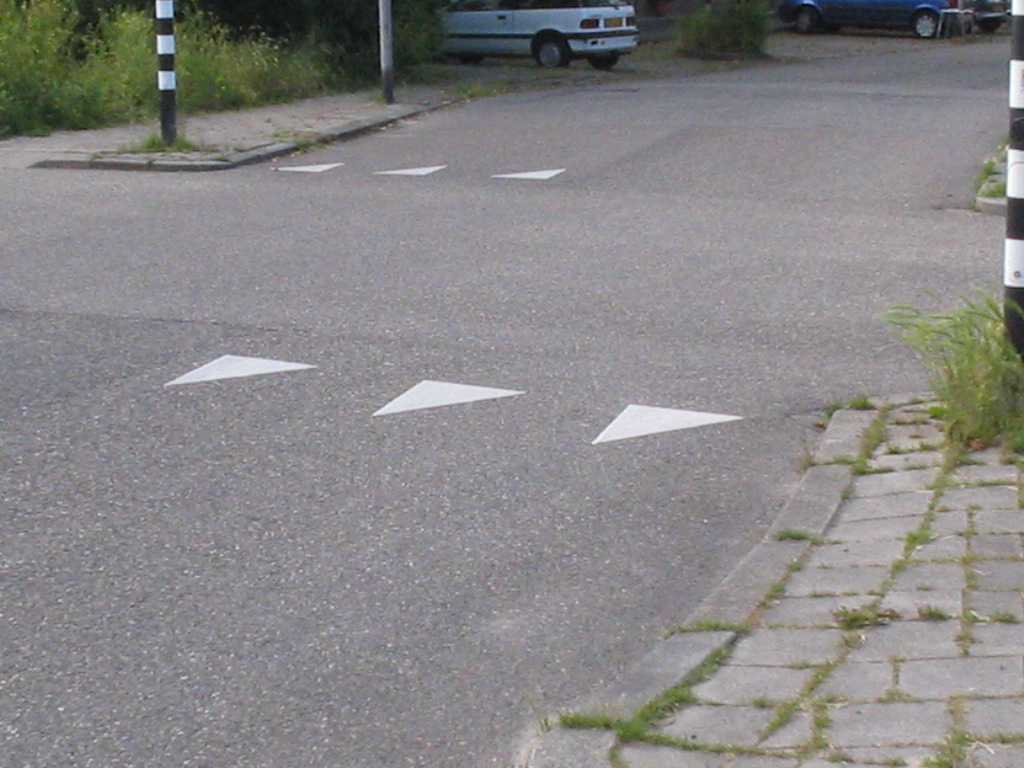 physical — この道路標識の設計を支配する知覚メカニズムは何ですか？