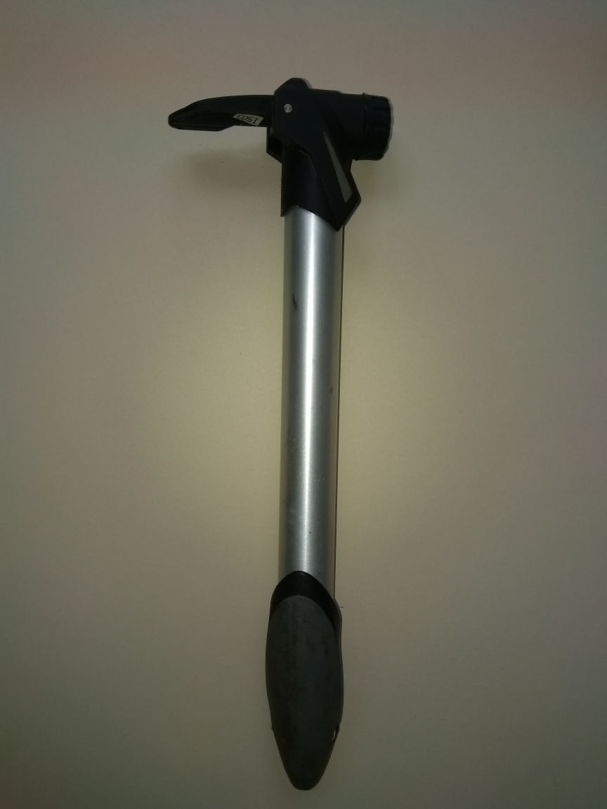 How does this hand pump work