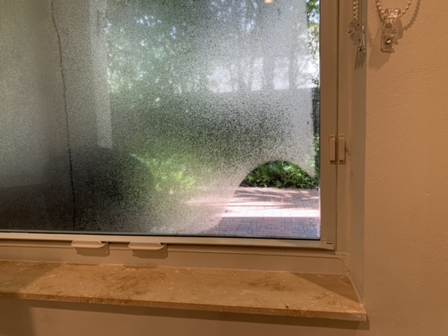 fluid dynamics Why is my window condensation pattern like this