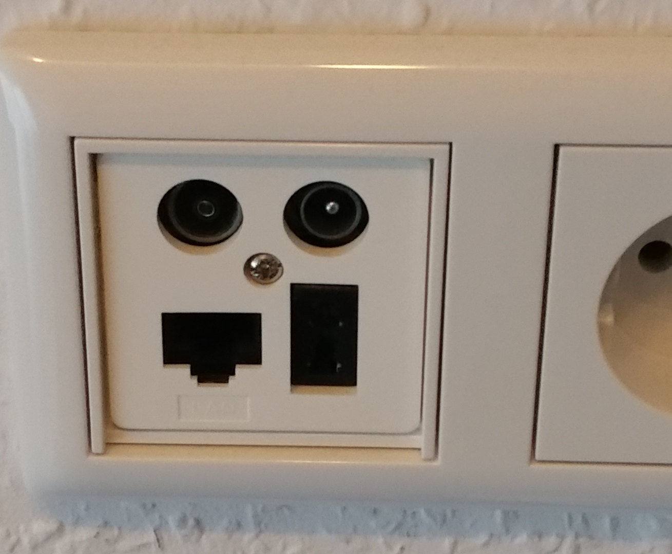 networking How to correctly use a LAN with network cables in walls