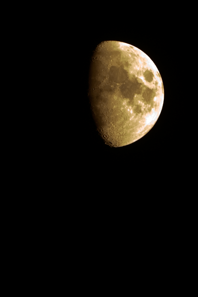 What filters are commonly used in photographing the moon with a DSLR at