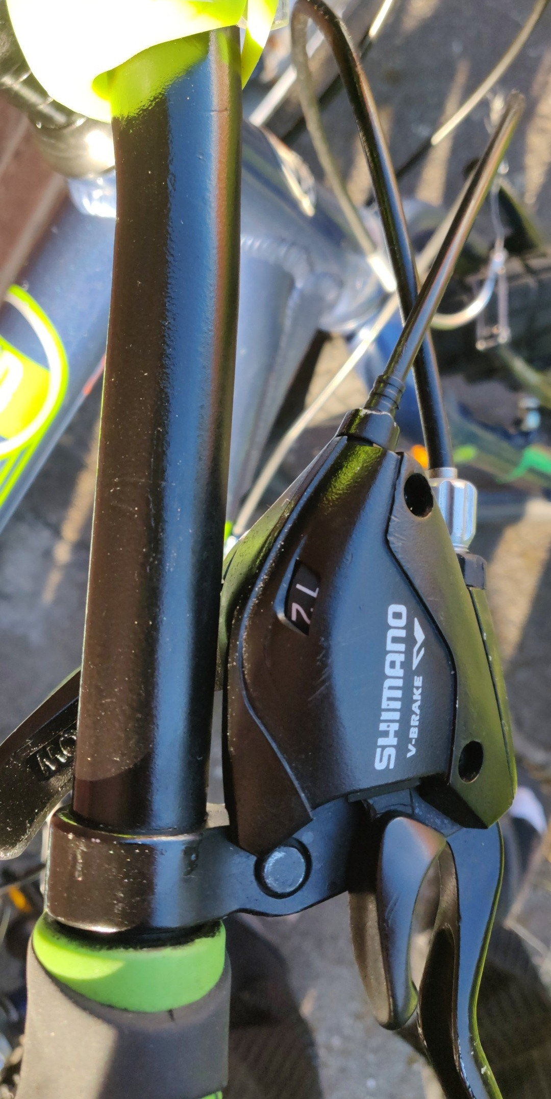 ¿Por qué la cadena en el engranaje trasero no está en el engranaje más