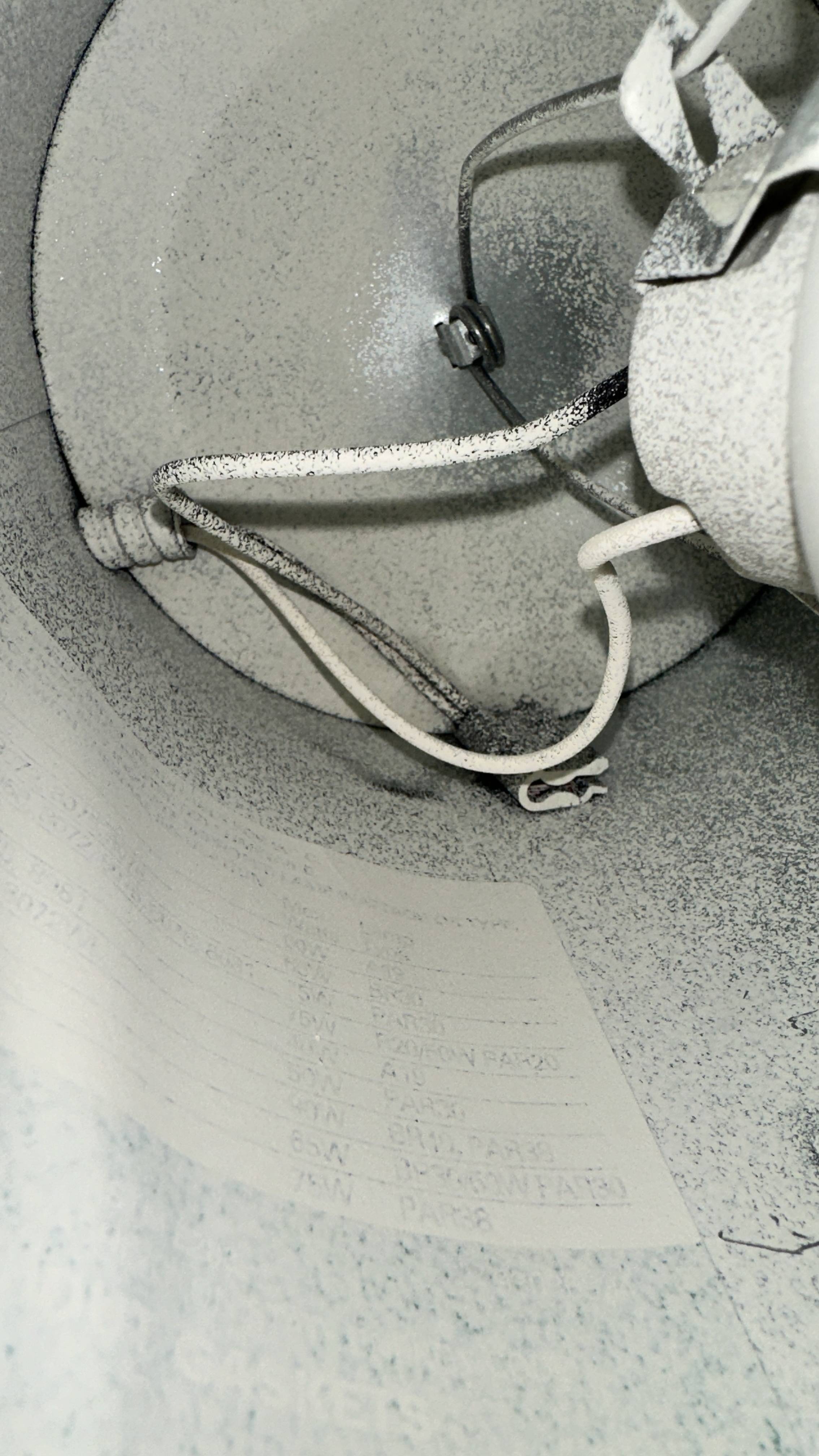 grounding - Where should I attach the ground wire in a recessed light