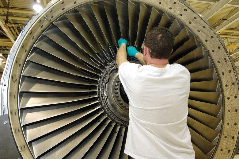 Why don't turbofan engines have shrouds affixed to the fan blades