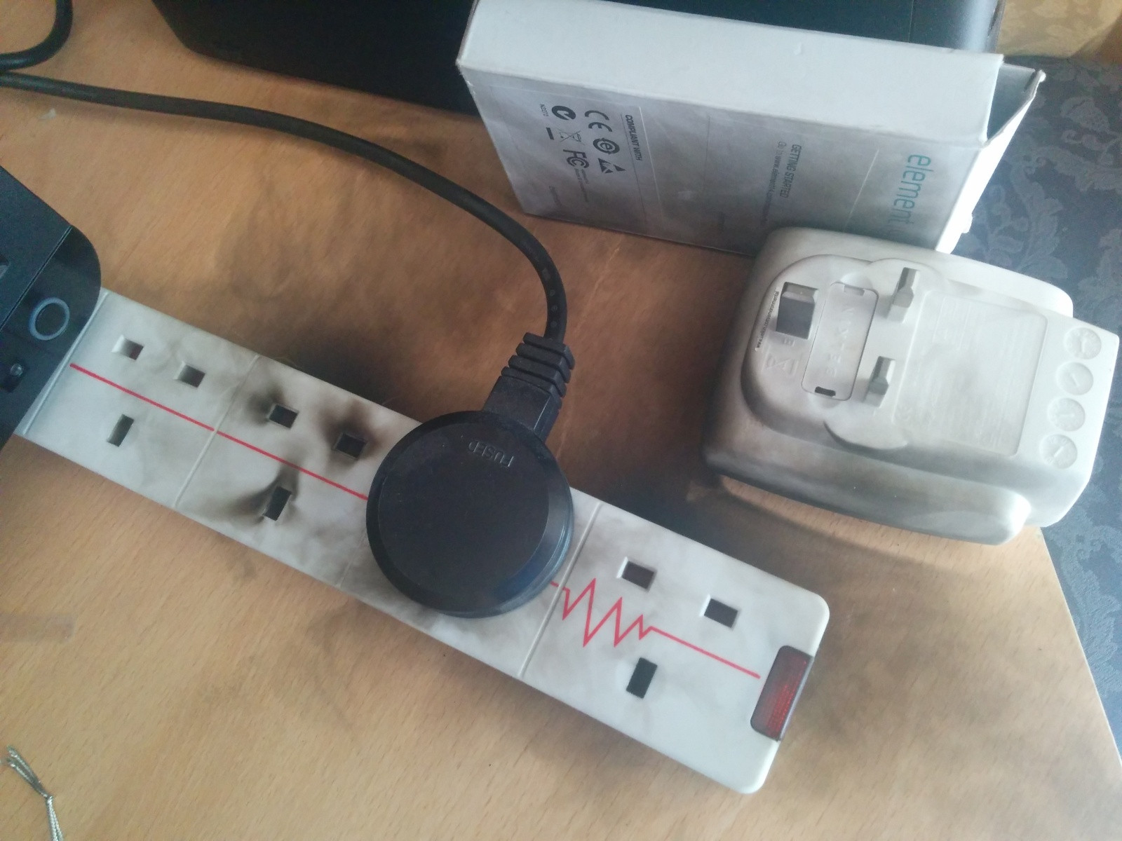 Apa bedak hitam / debu di sekitar pelindung lonjakan?