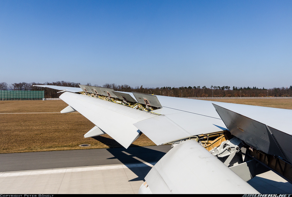 Por que um dos spoilers do Boeing 777 é implementado de maneira