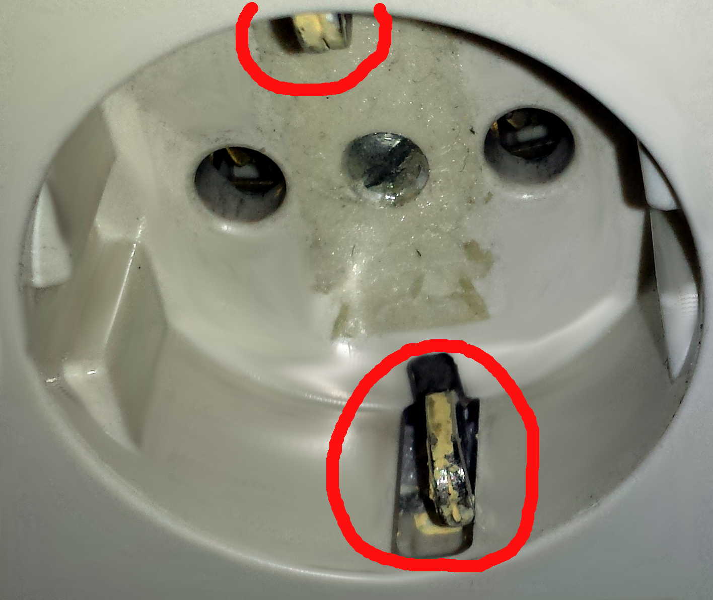 ac Surge protector outlet with altered grounding potential