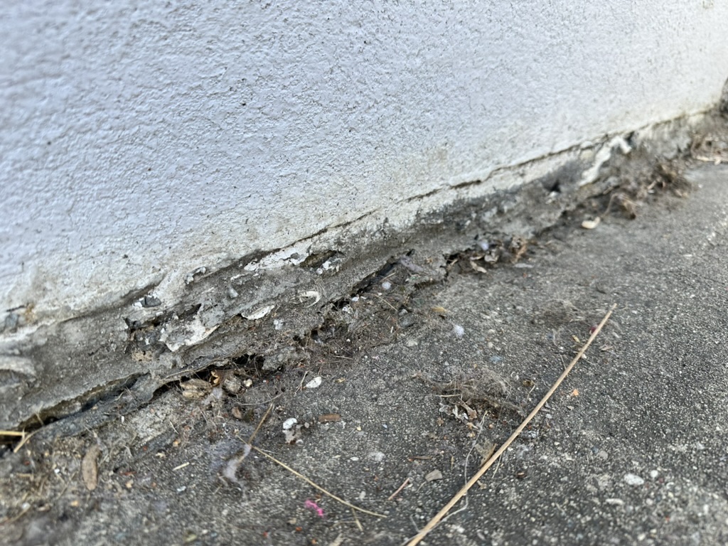 Best way to replace sealant where concrete driveway meets foundation