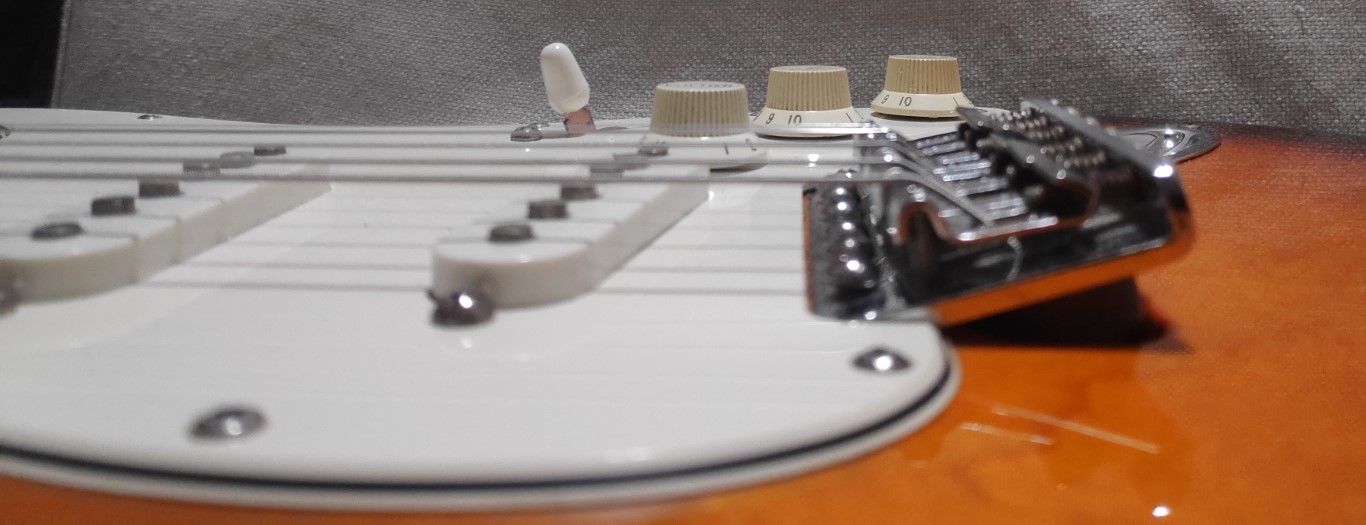 Puente de guitarra eléctrica levantado demasiado, problemas de entonación