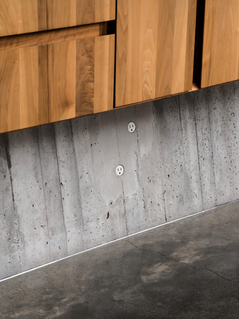 electrical - Is a 3 prong single outlet receptacle currently