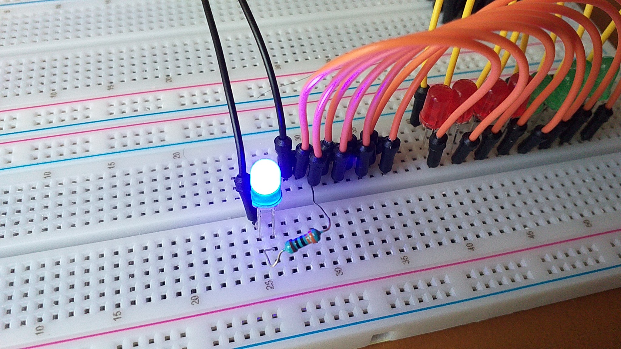 arduino uno LEDs not lighting up even though current is flowing