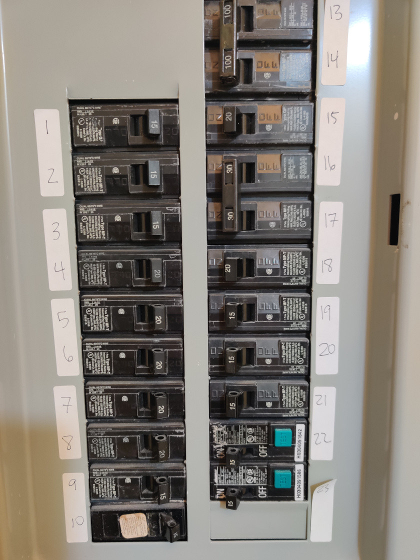 electrical What's wrong with the wiring in this light switch box