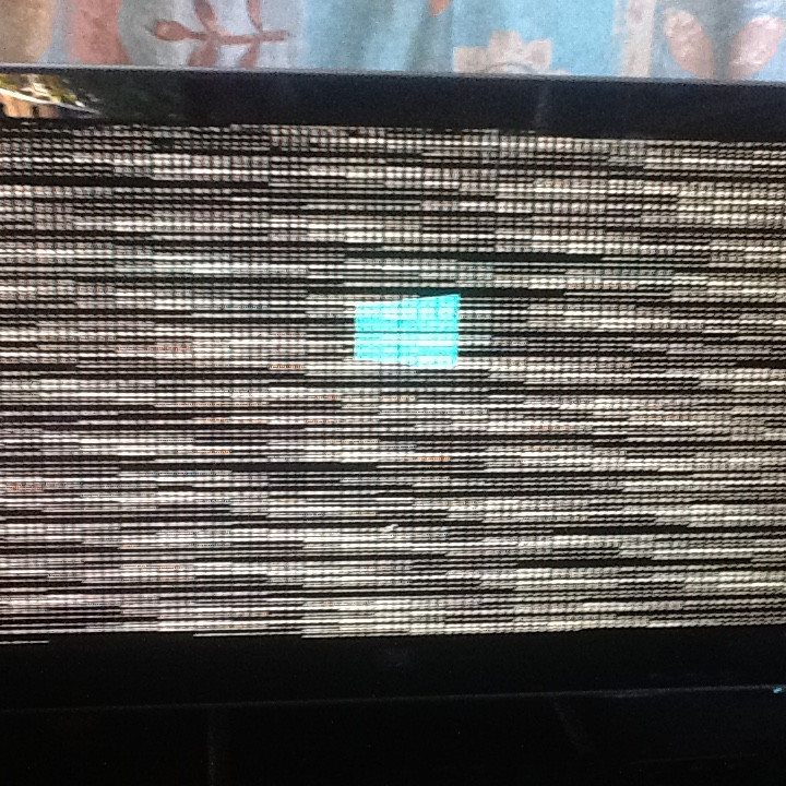 windows 10 Pc screen shows black and white lines then crashs Super User