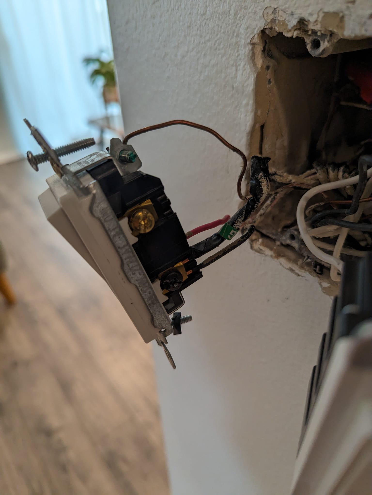 electrical - How is this 3-way switch working? - Home Improvement Stack