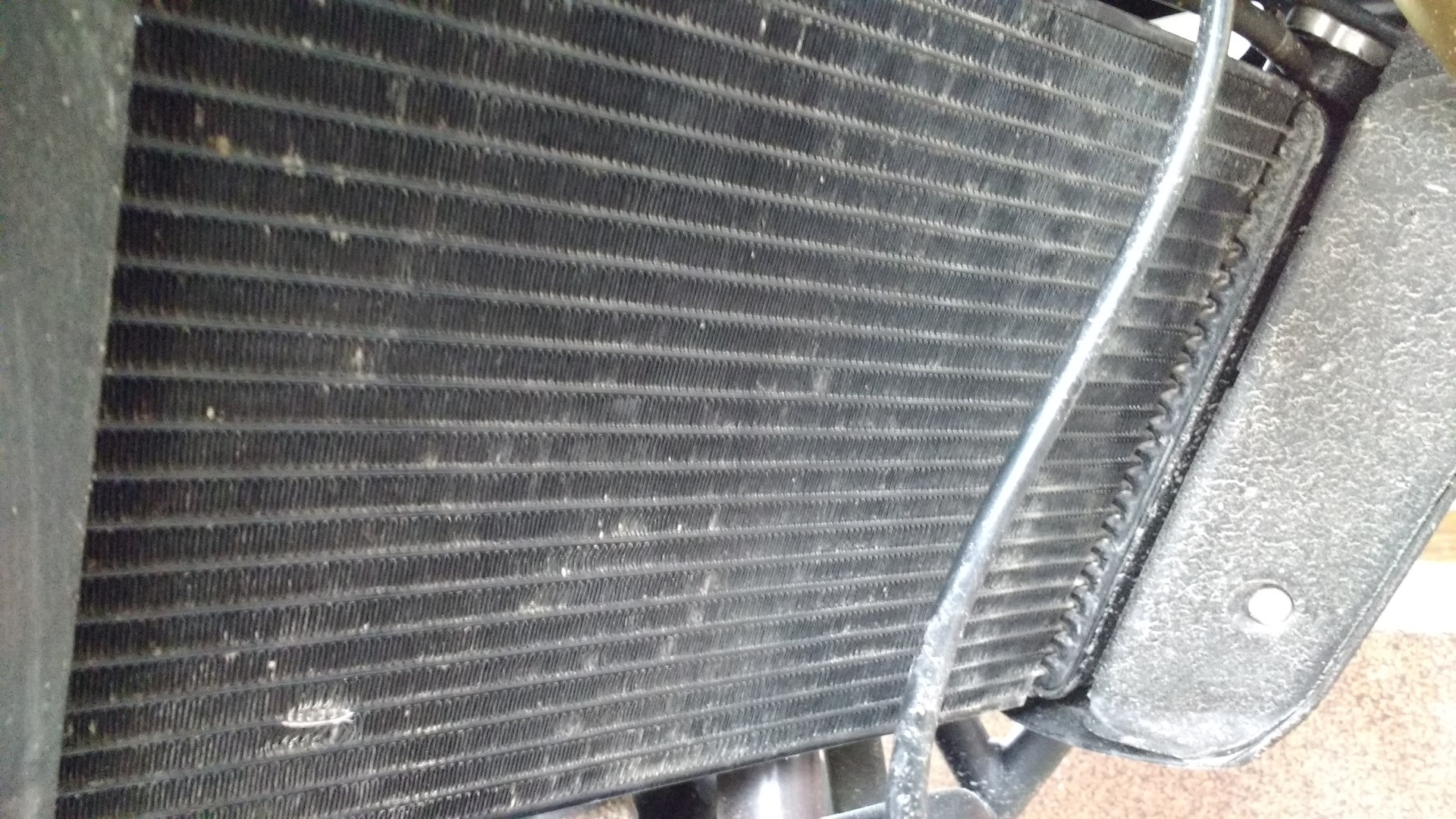 Nettoyage de la boue du radiateur de moto