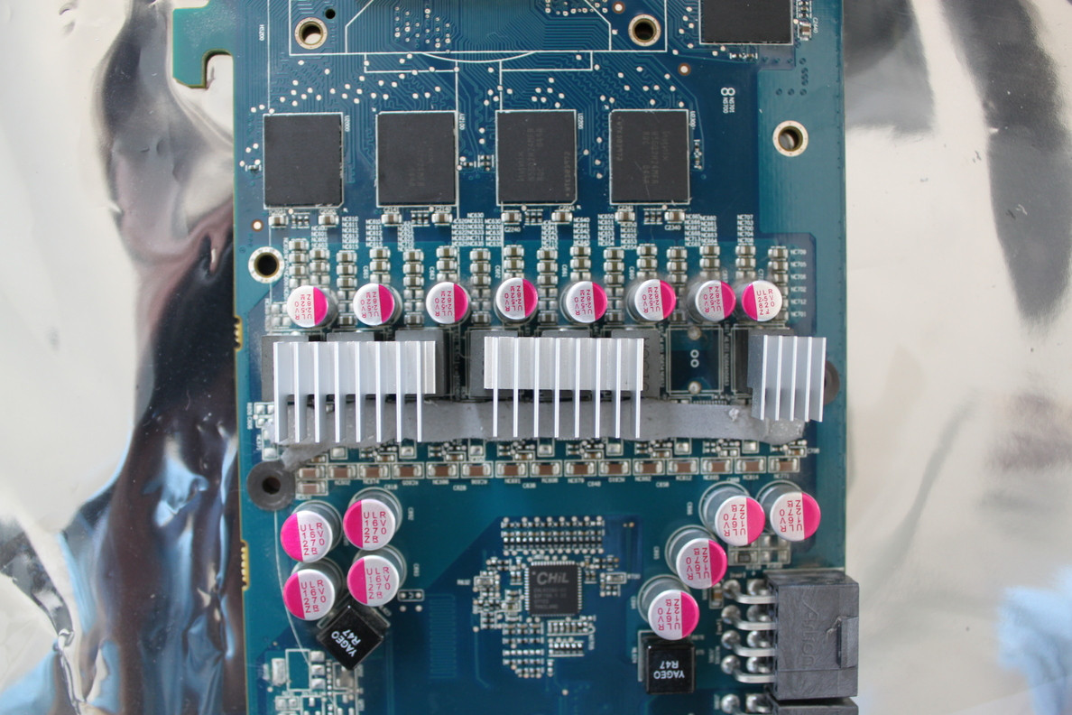 複数の電圧レギュレータに加わるようにヒートシンクを配置しても安全ですか？