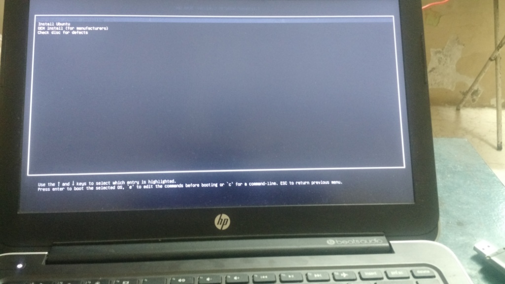 dual boot Black screen while installing Ubuntu 14.0.04 LTS on Hp