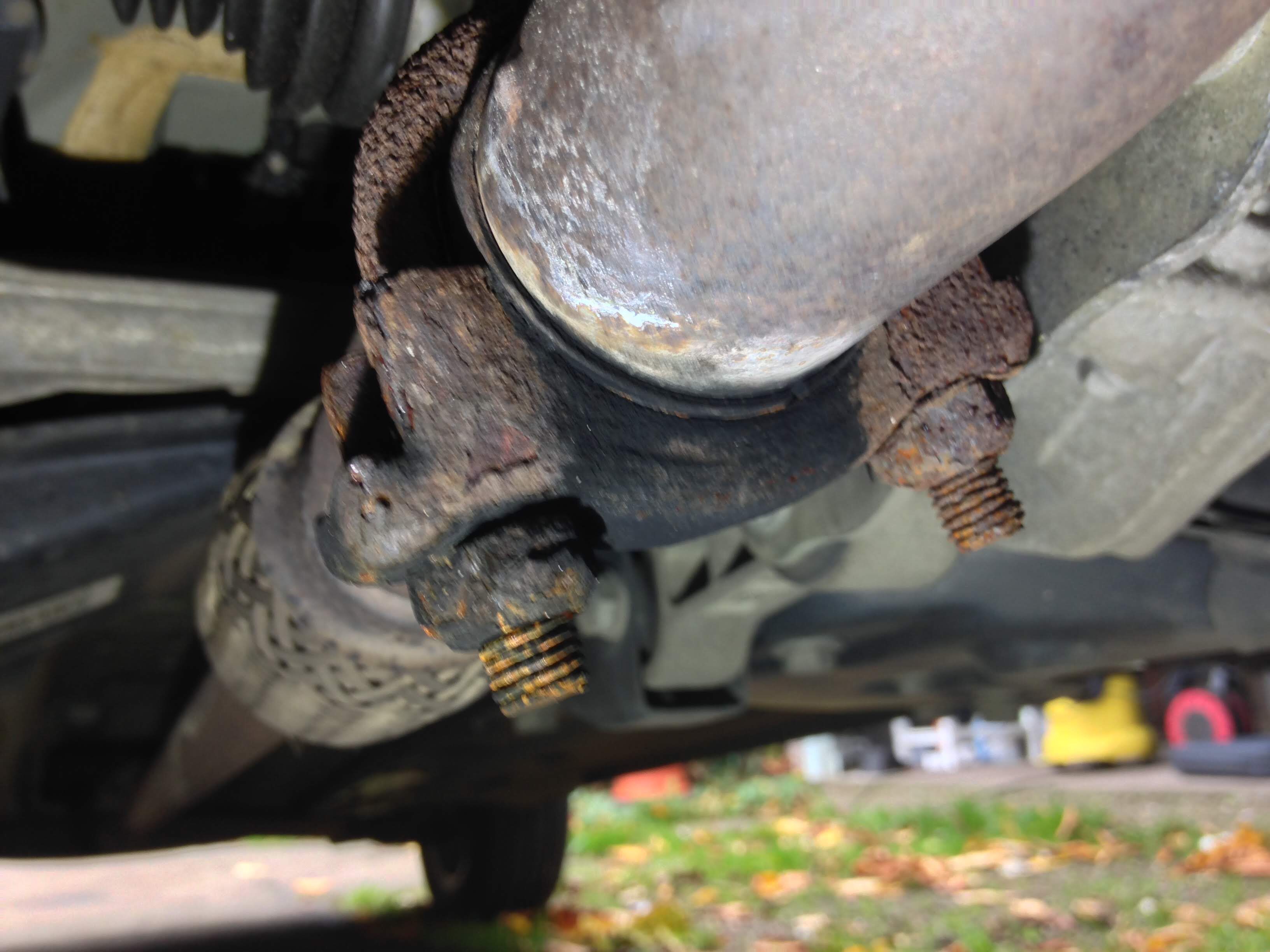 Black soot on exhaust manifold 2015 Ford KA 1.2 Motor Vehicle