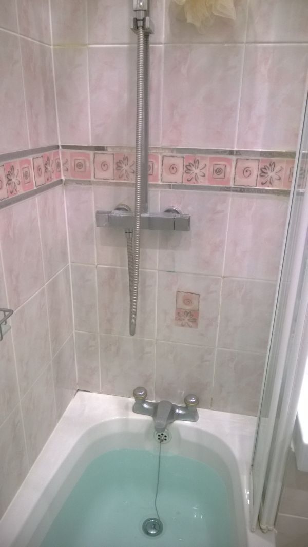 bathroom - Where could water be coming from inside the joint between