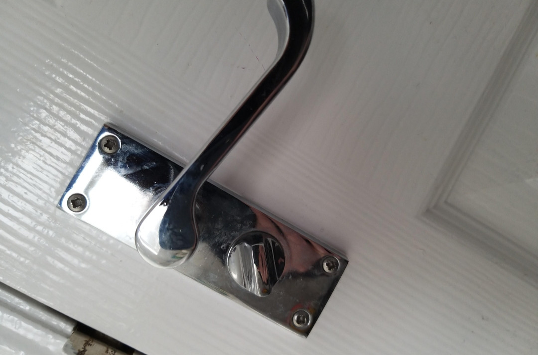 repair Bathroom thumb turn lock unlocks when handle pushed down