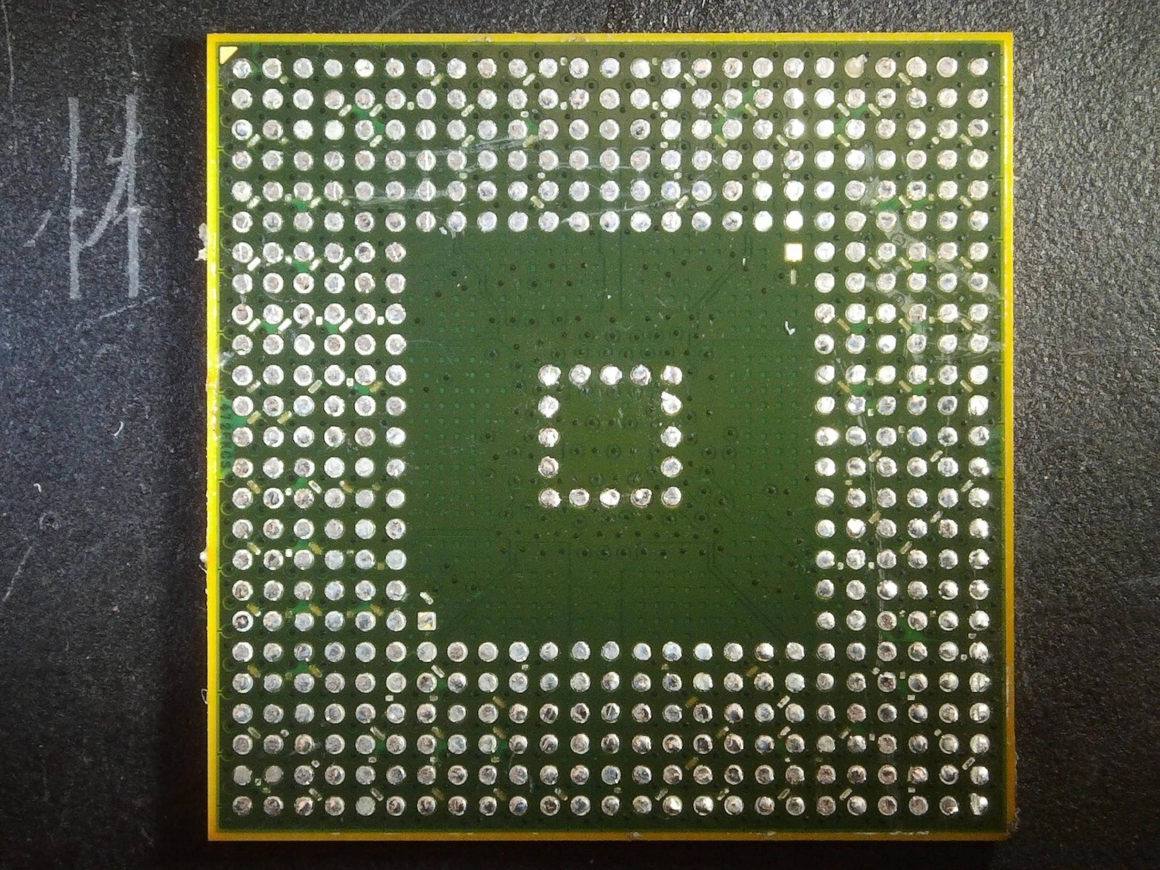 bga ¿Por qué la parte inferior de este flipchip BGA tiene