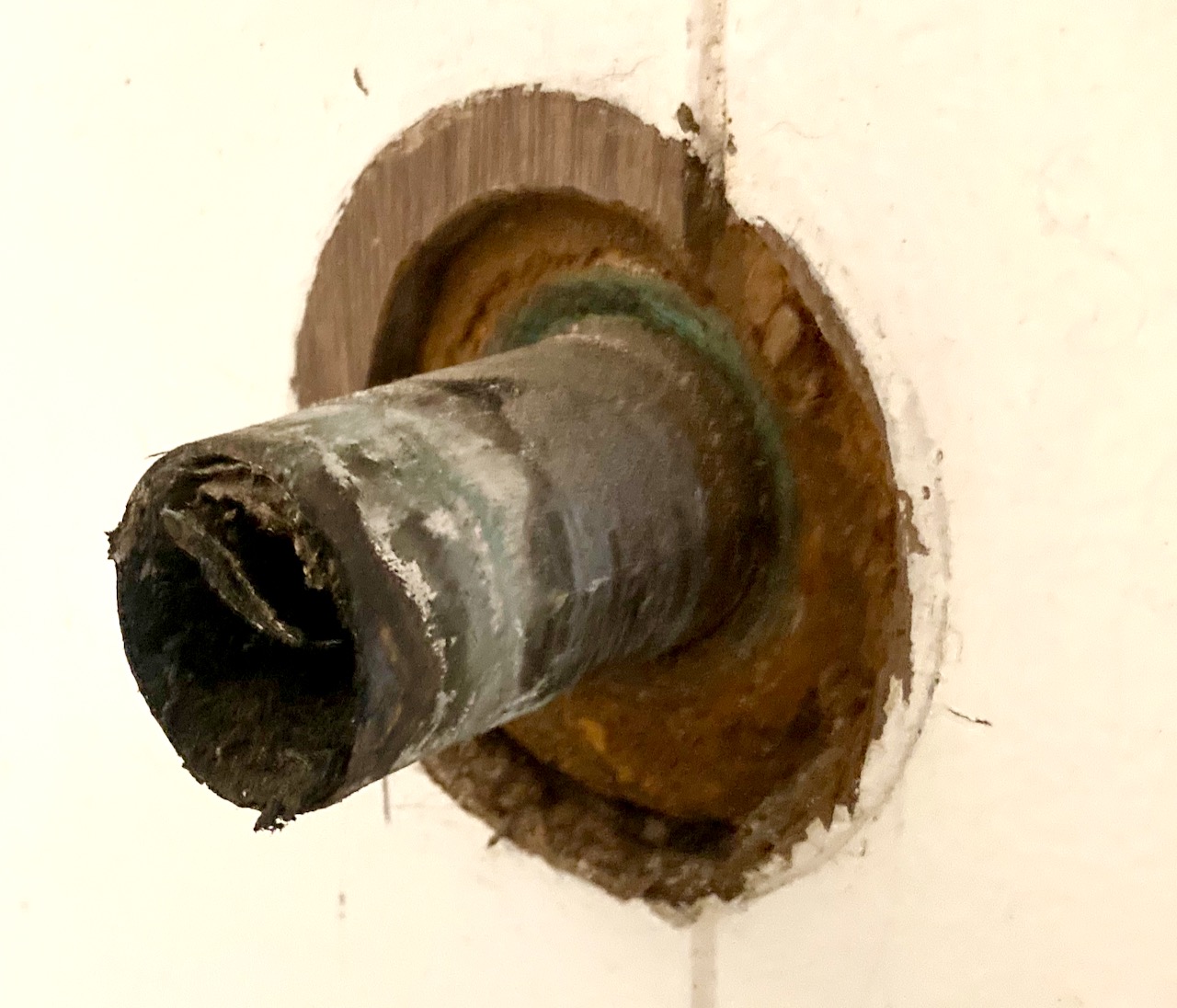 plumbing 11/4 brass sink drain pipe stuck in larger cast iron elbow