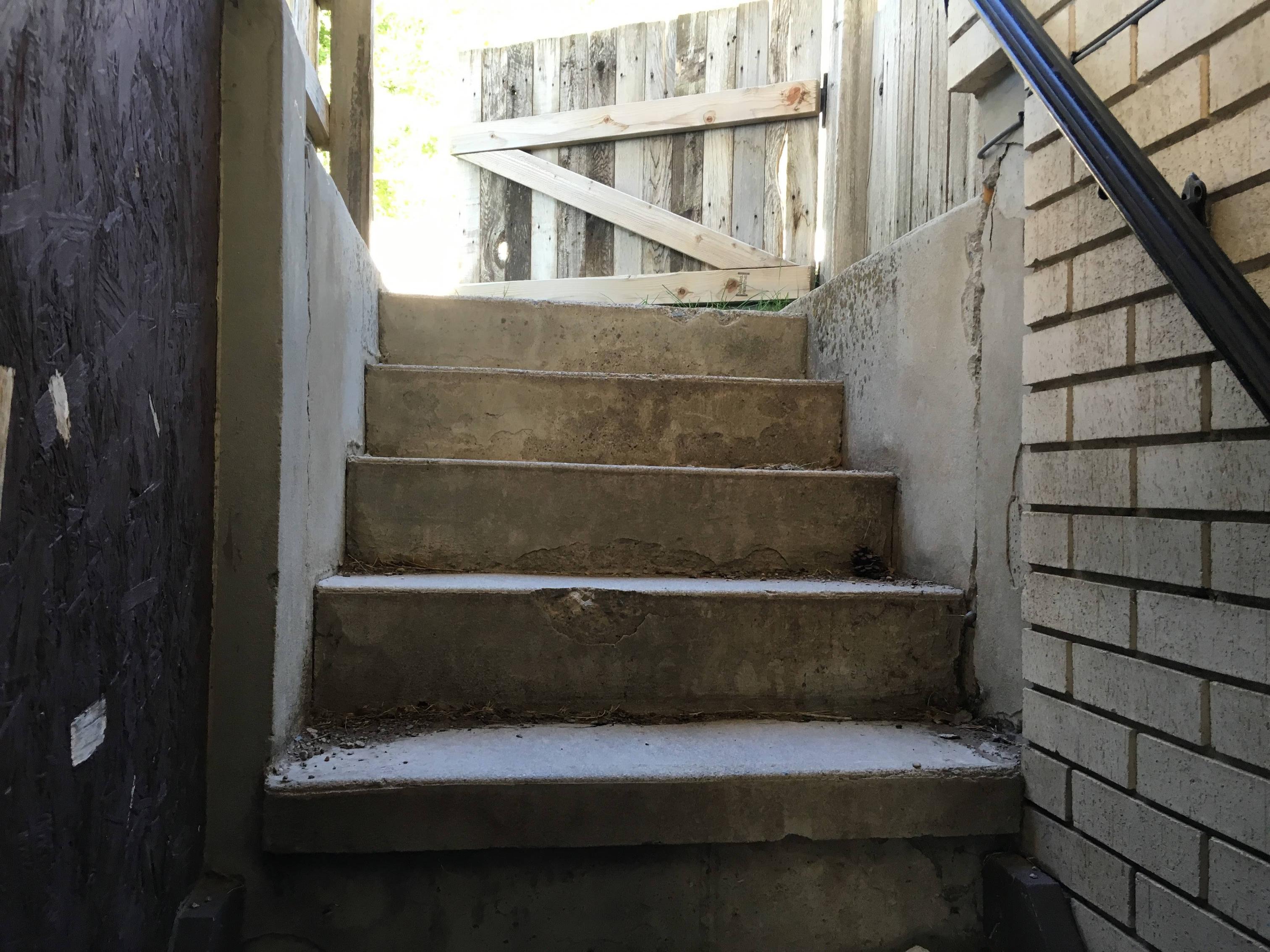 stairs How should I fill in the wall (with concrete) around this