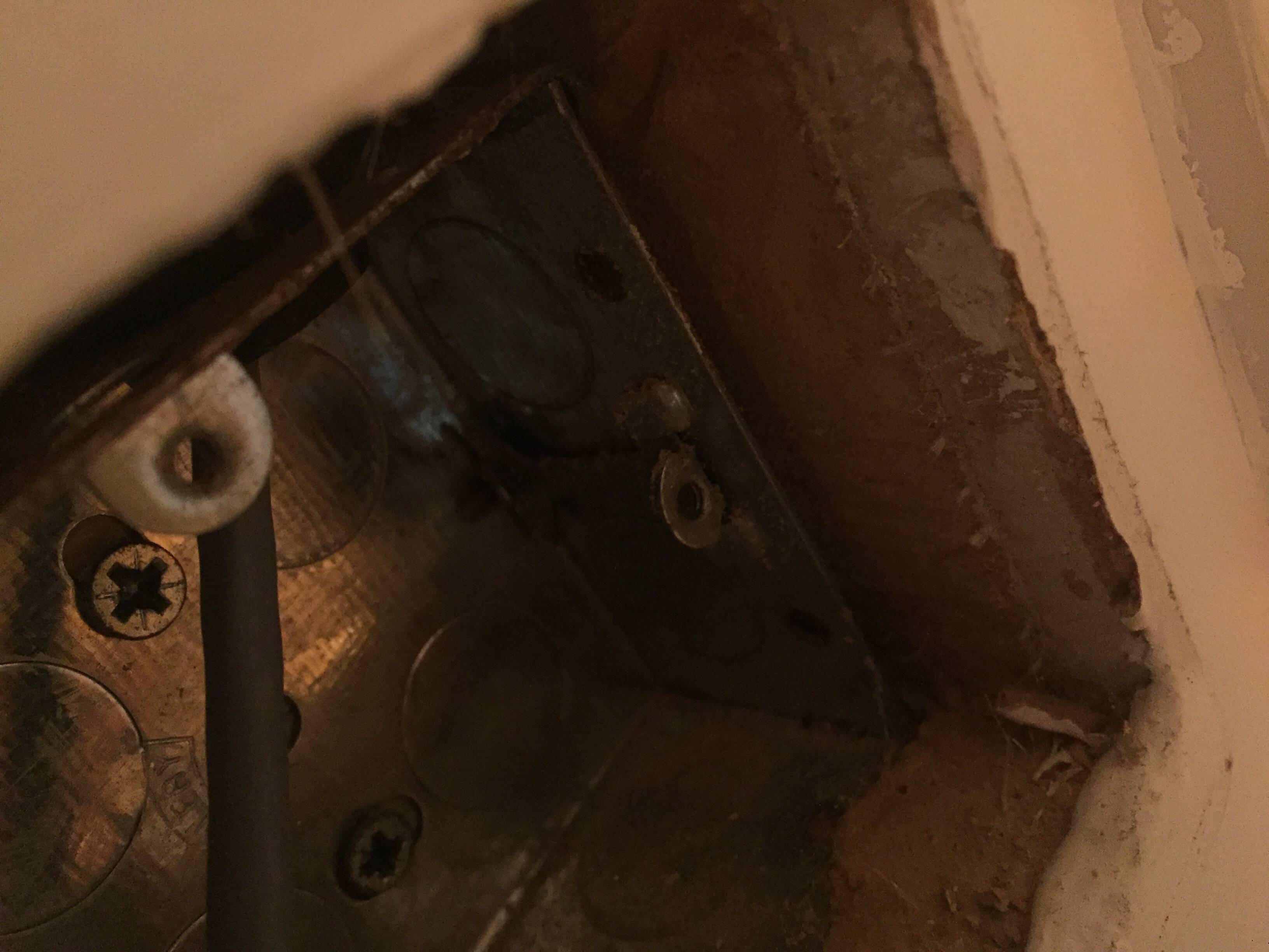 Drywall 49″ TV wall mount with full motion bracket on plasterboard