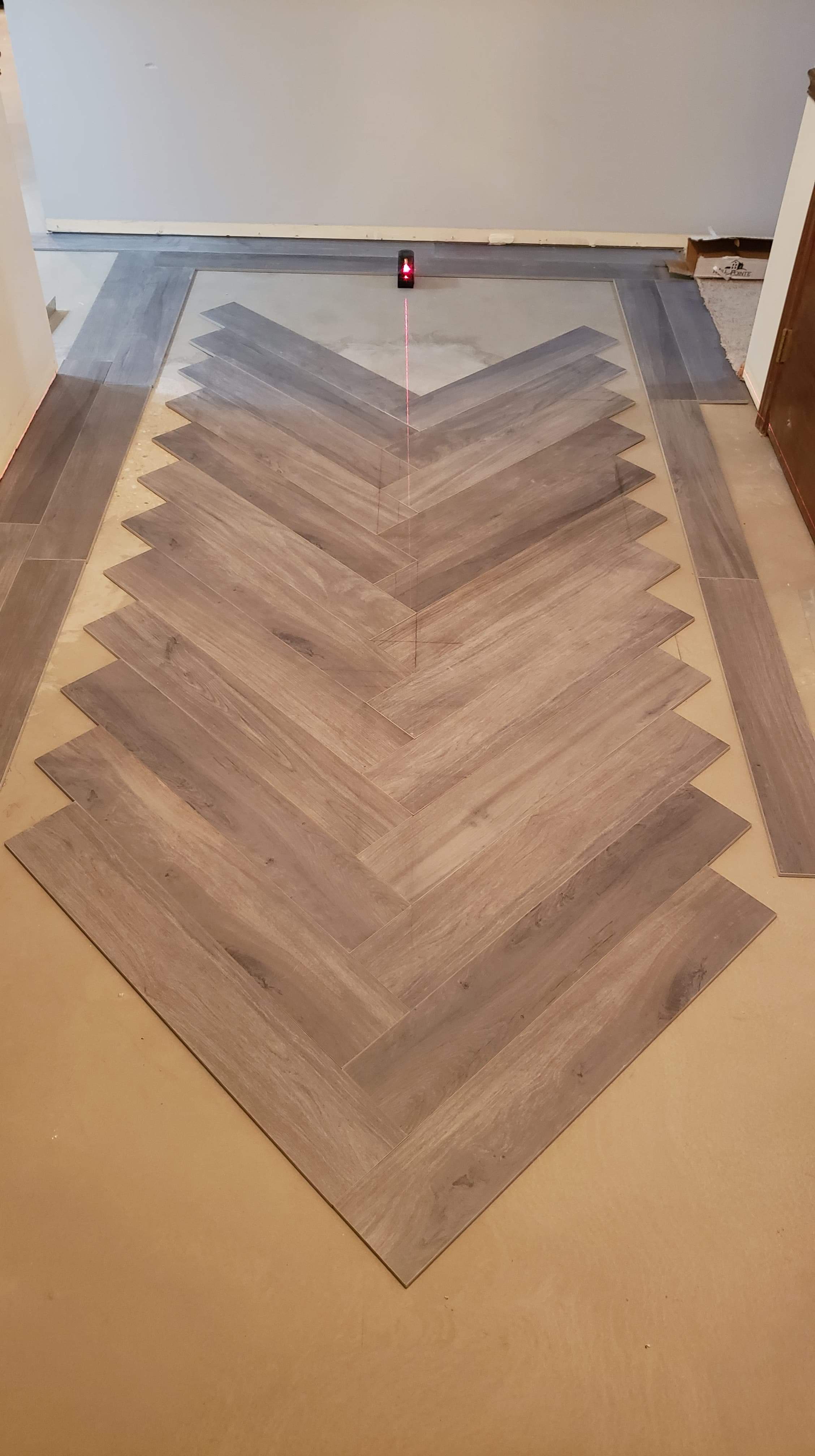 Flooring Starting point of herringbone pattern with double accent
