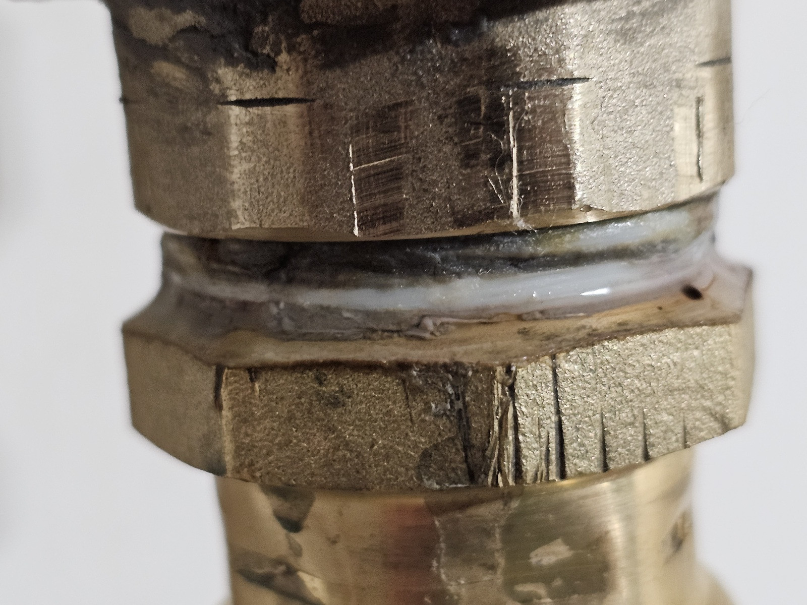 water How do I tighten this type of plumbing connection on a pressure