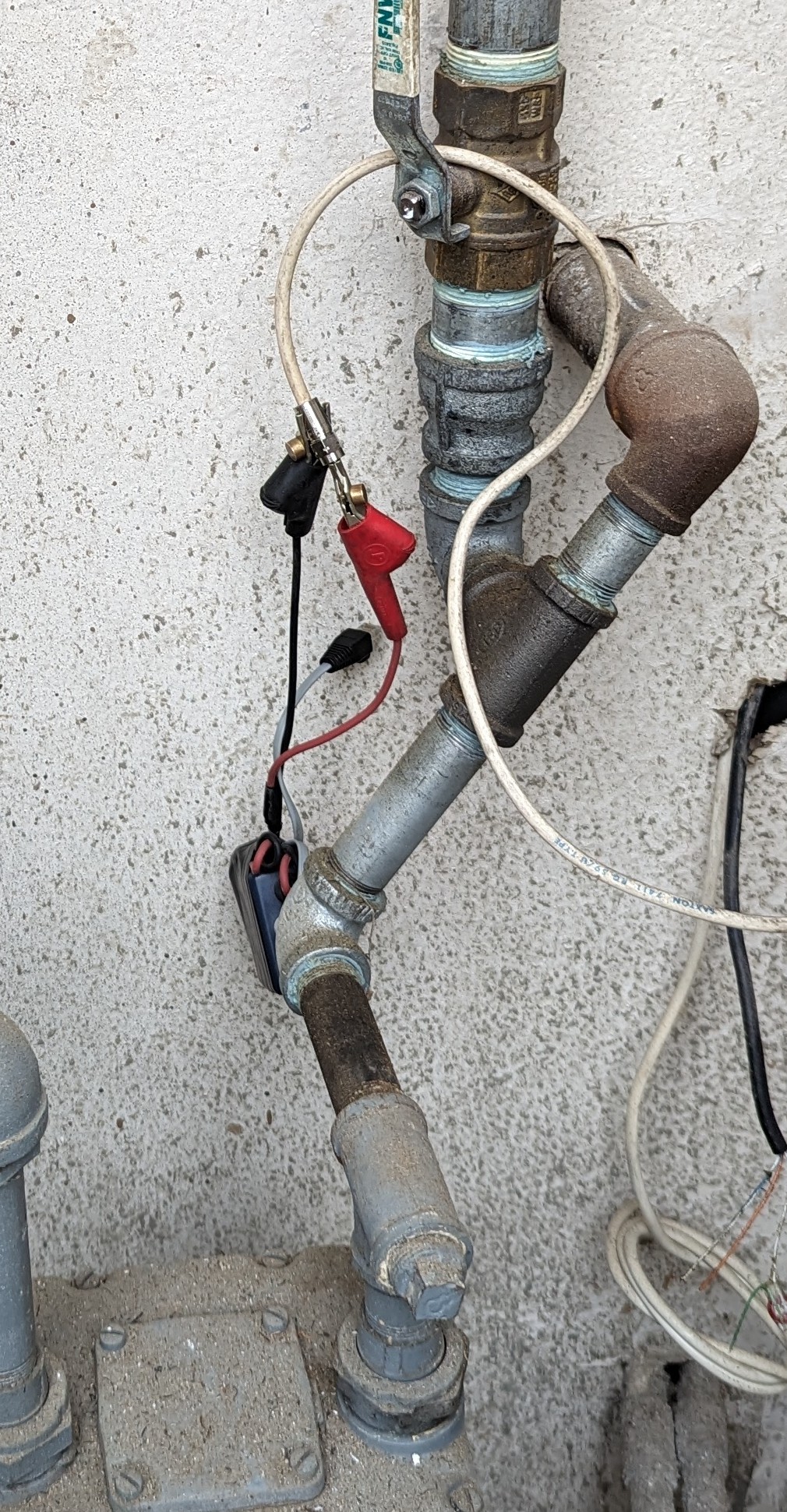 natural gas Why does increasing gas pipe volume at the meter work