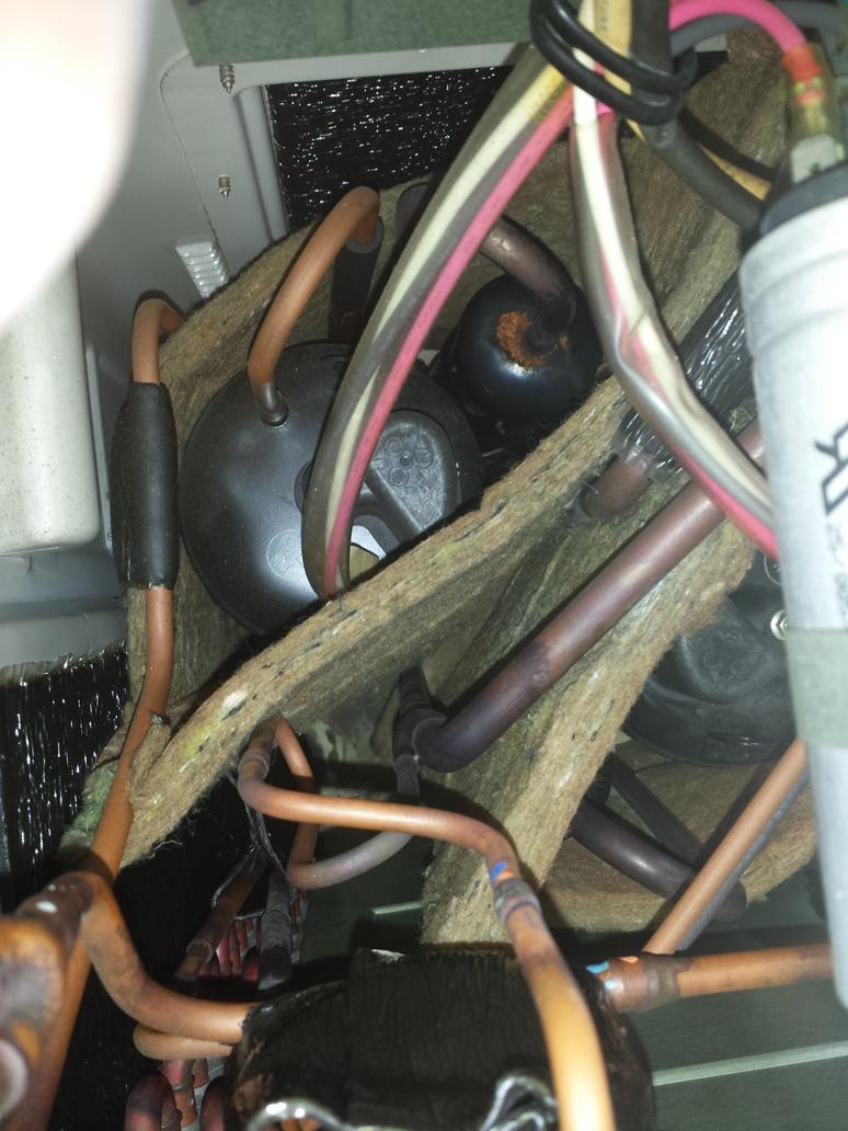 air conditioning Why did this AC with a shared condenser stop working