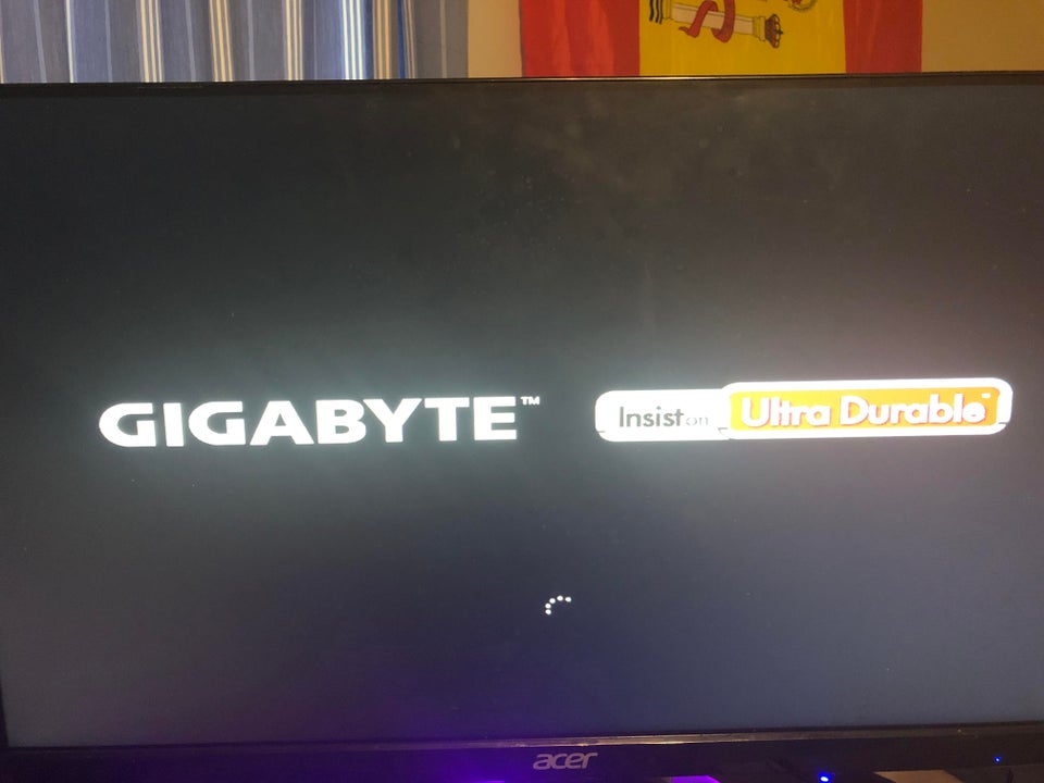 boot Windows 10 booting takes forever (stuck at "Gigabyte™ Insist