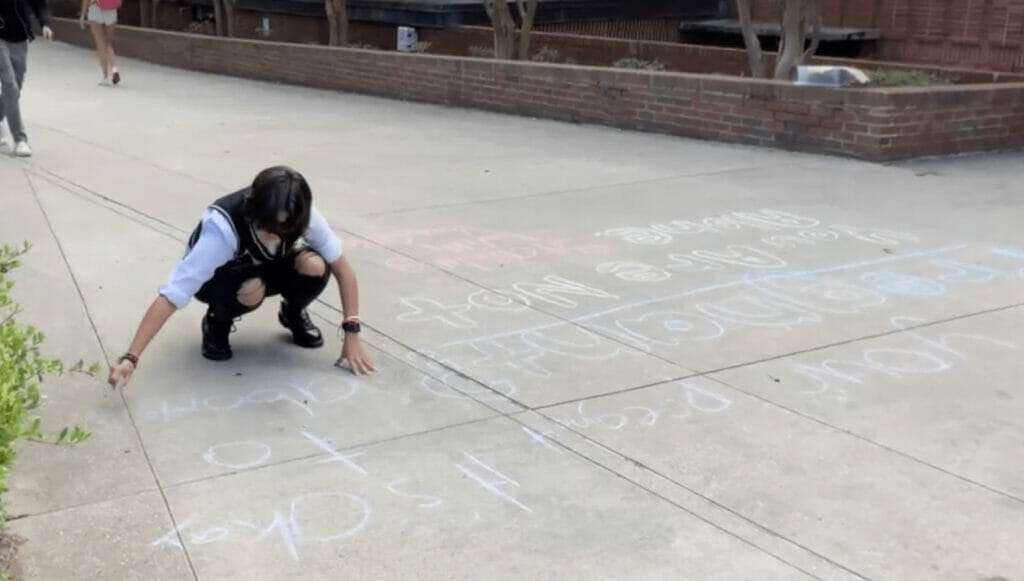 united states Is it legal to remove chalk drawings on public property