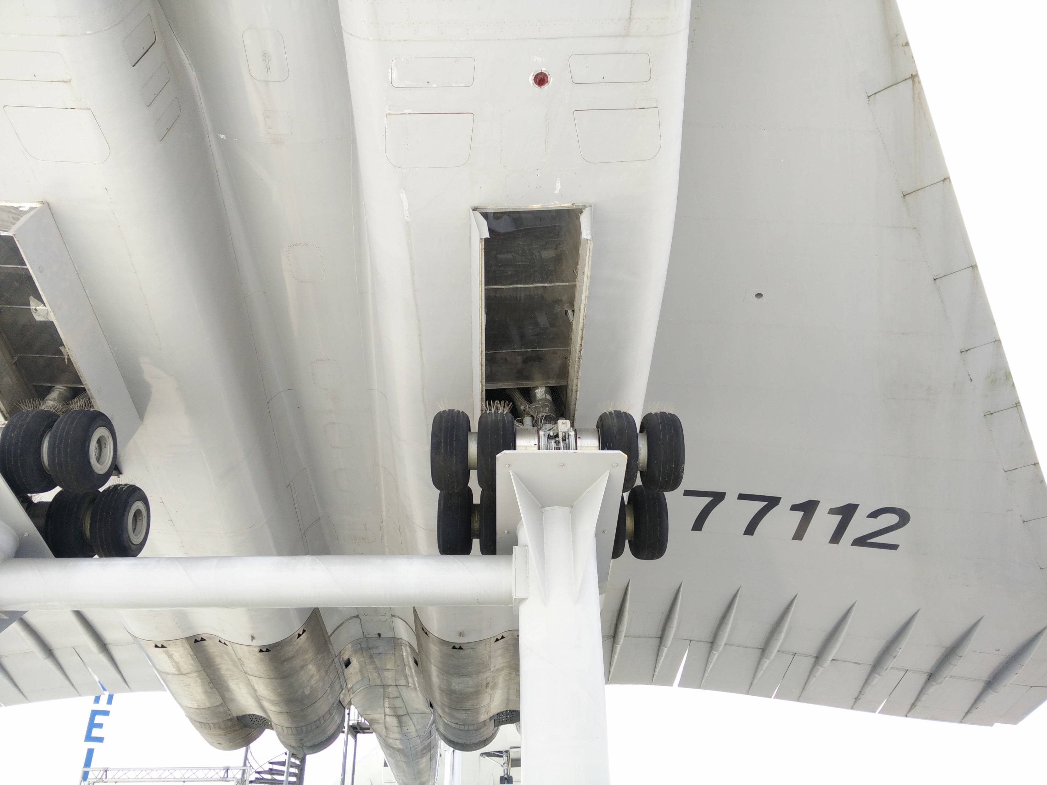 How can the landing gear fit in the small room in the engine bay on the Tupolev Tu144