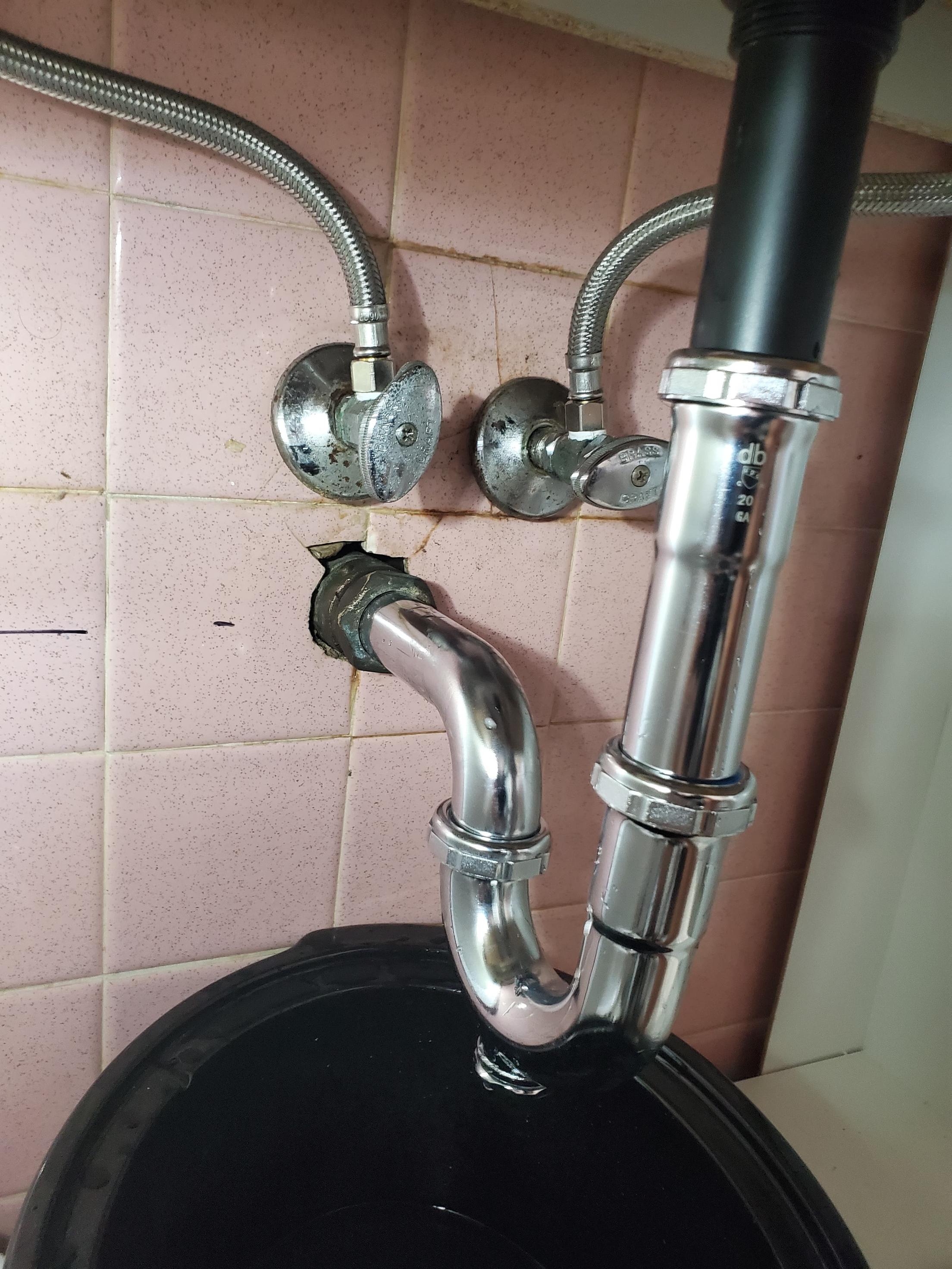 plumbing Bathroom drain is leaking even with nuts and washers