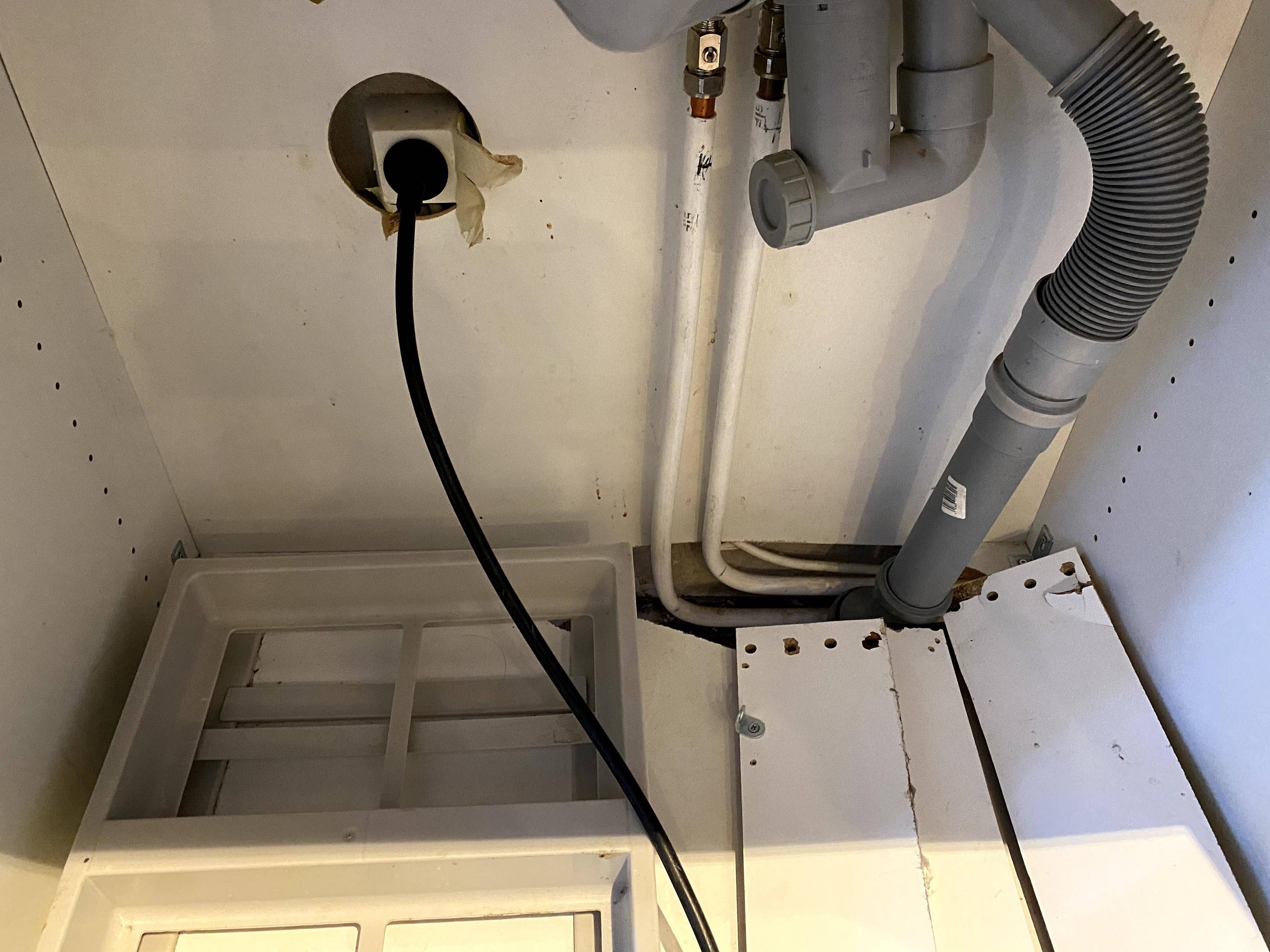 What to do to sink so that water won't leak under it Home