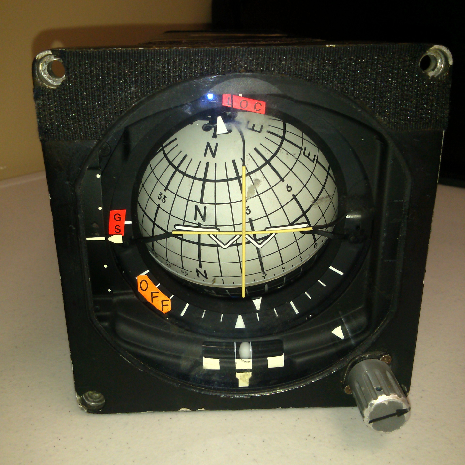 flight instruments - What types of attitude indicators are there