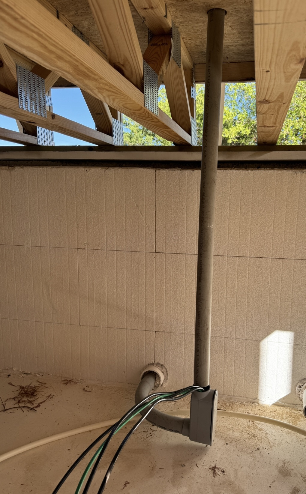 electrical Does conduit have to go against wall or be supported in a