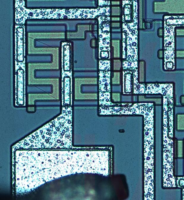 ¿Cómo se ve un transistor en el microchip Intel 4004?