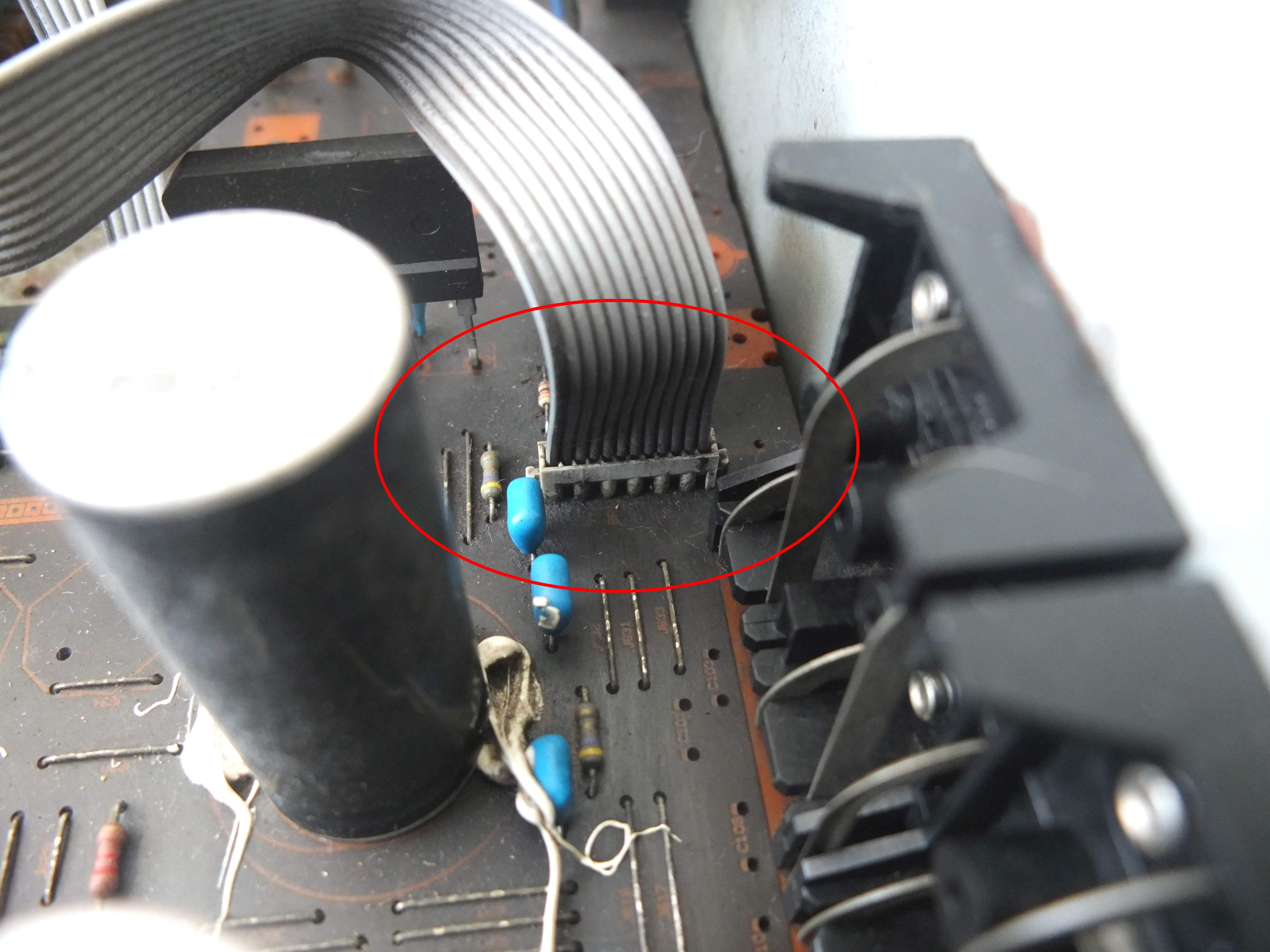 How to unplug this stereo receiver ribbon wire to PCB connector