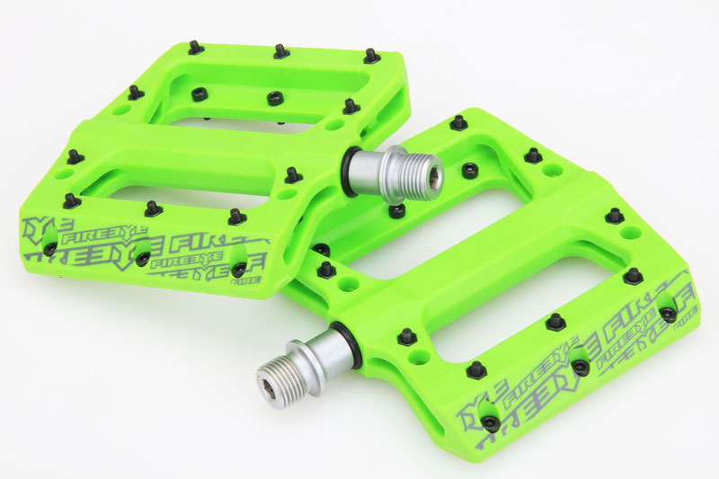 How to install bicycle pedals without a notch on the spindle