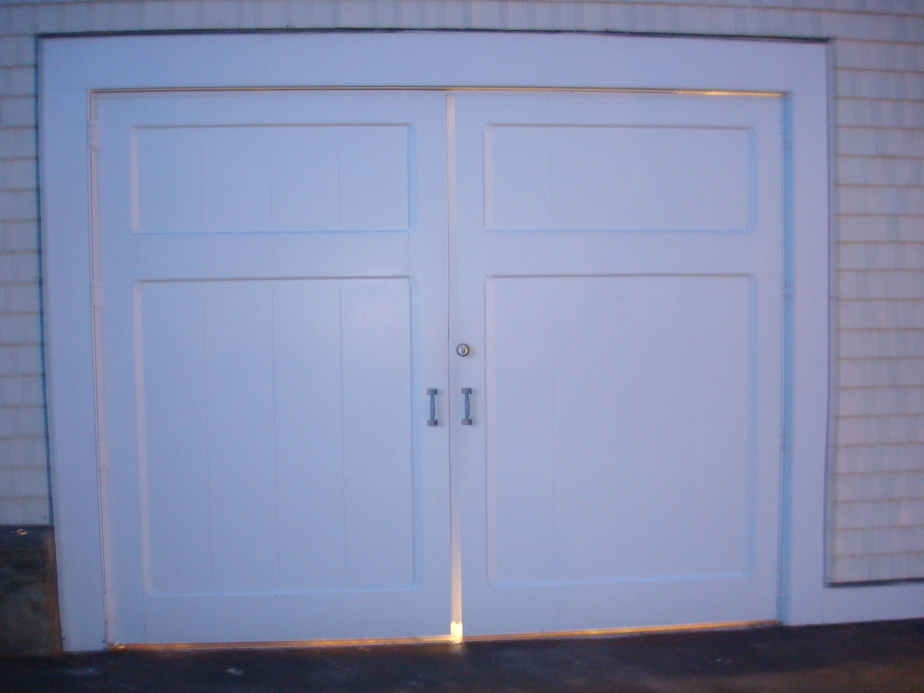 What style of lock for swinging garage doors that shift with the