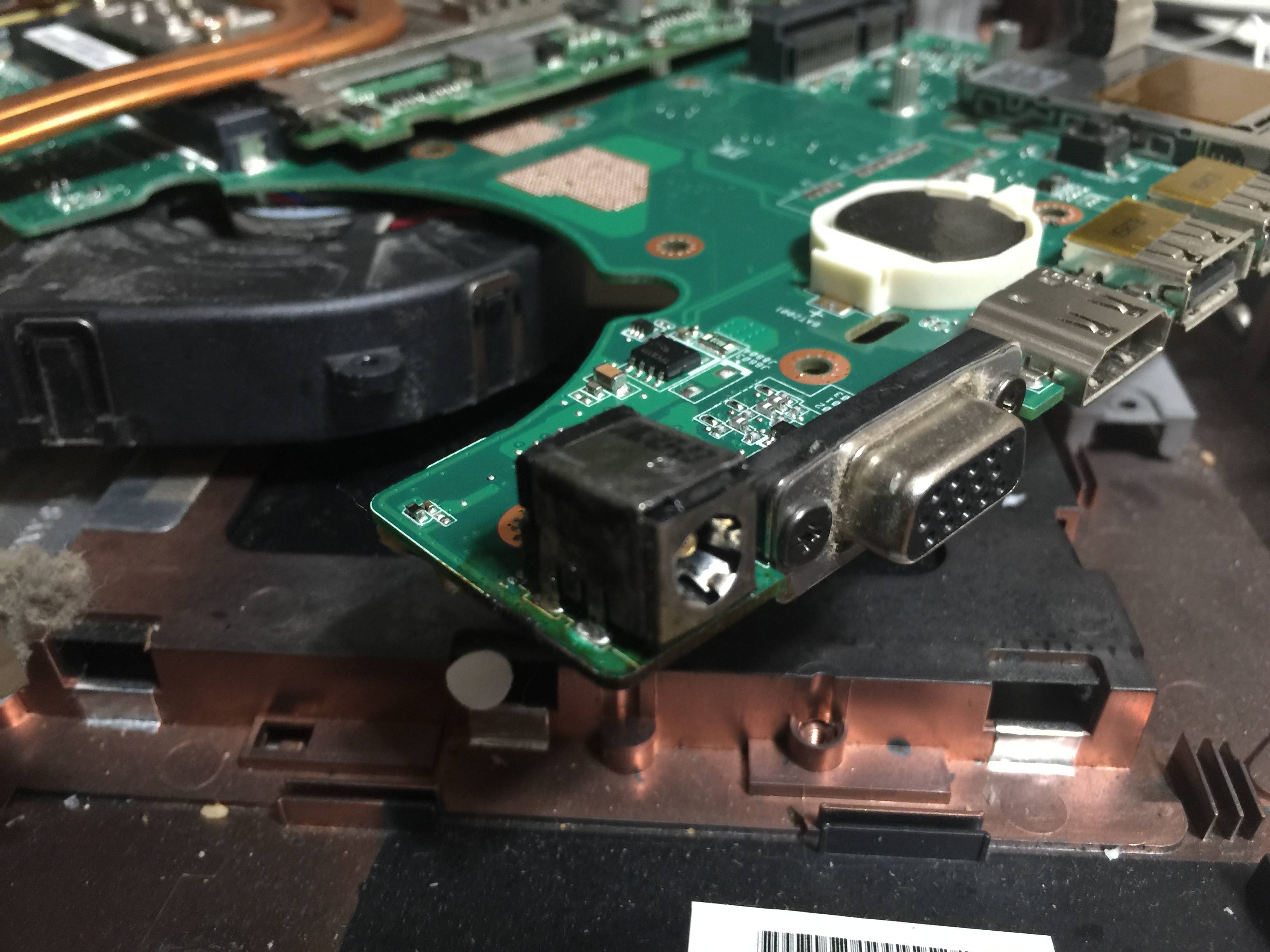 Desoldering jack DC yang rumit