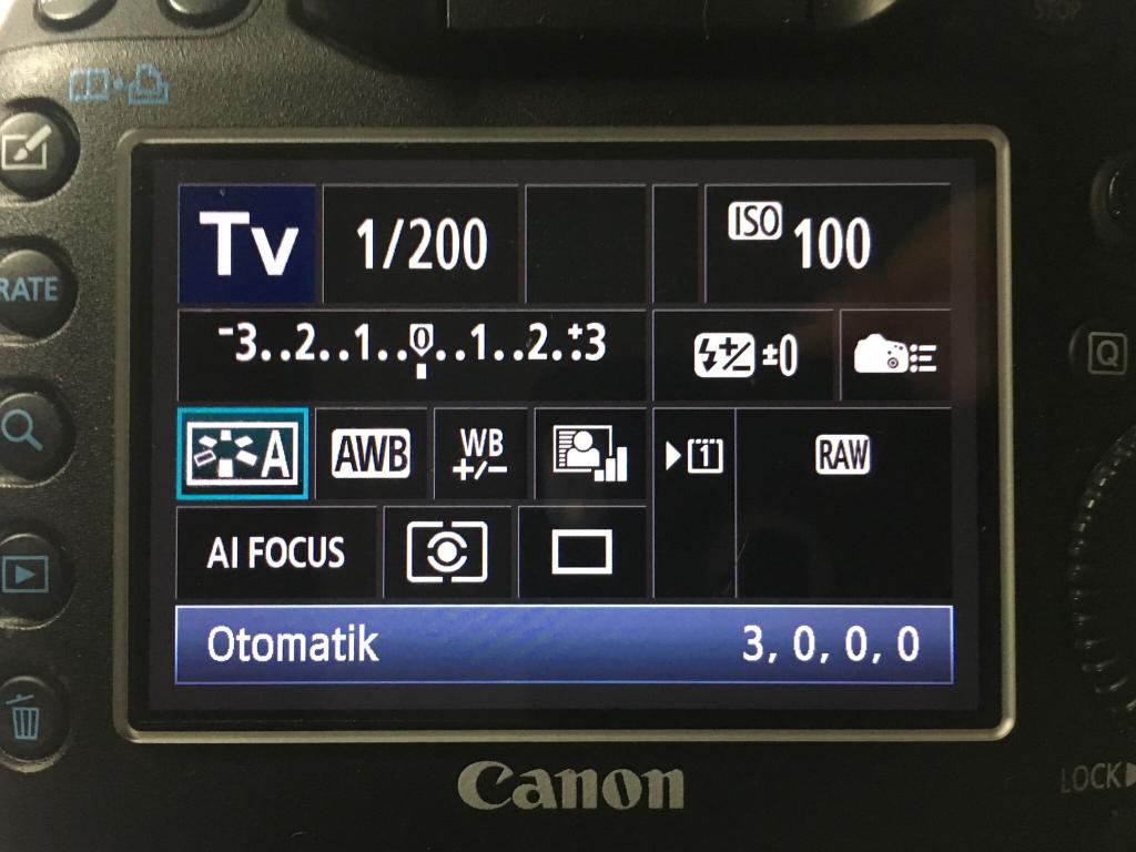 canon My 5D III's LCD does not darken when using viewfinder and it
