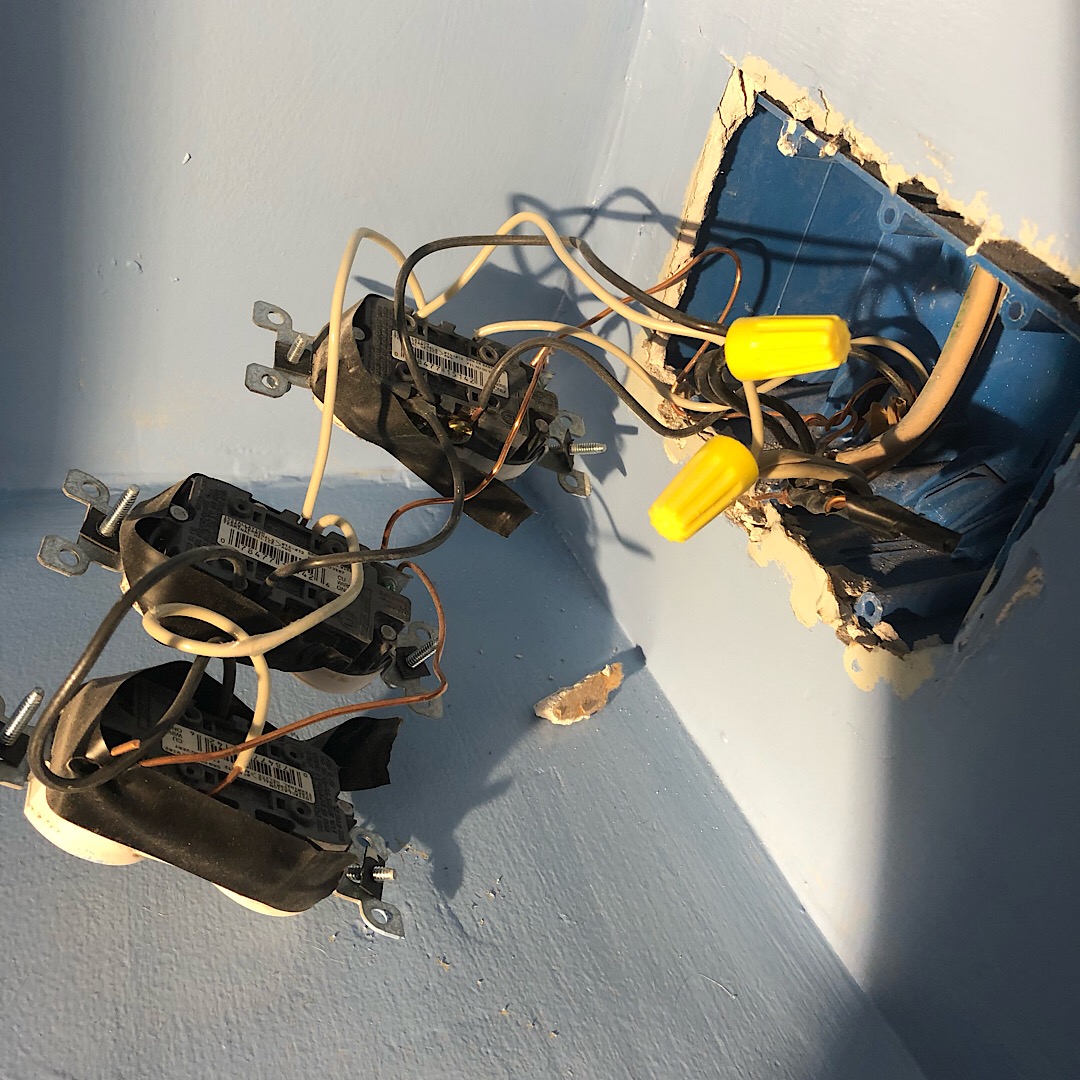 electrical - Trying to swap 1 outlet with a switch that doesn’t control