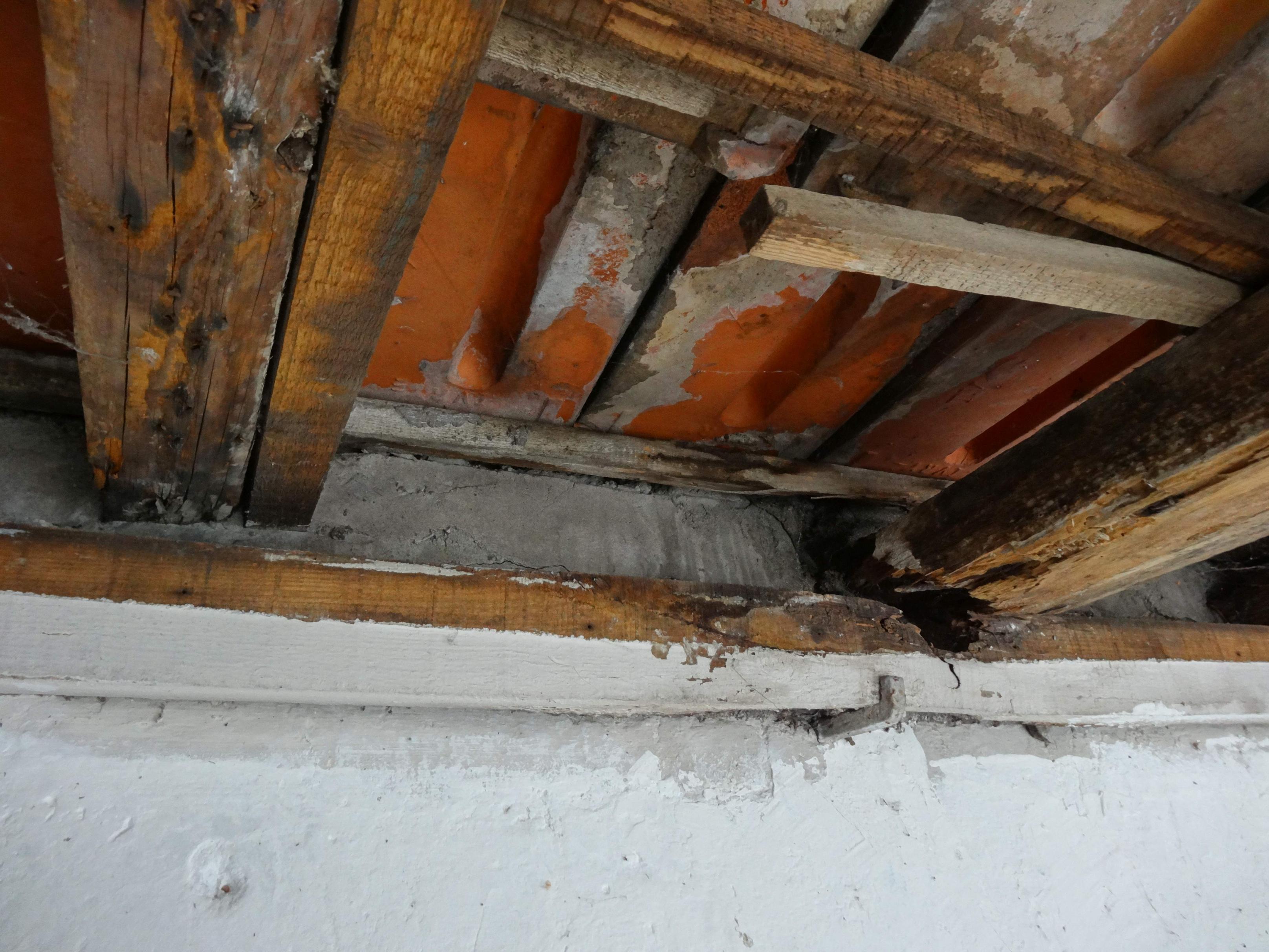 repair Fixing (at least temporarily) roof damaged wooden beam (rafter
